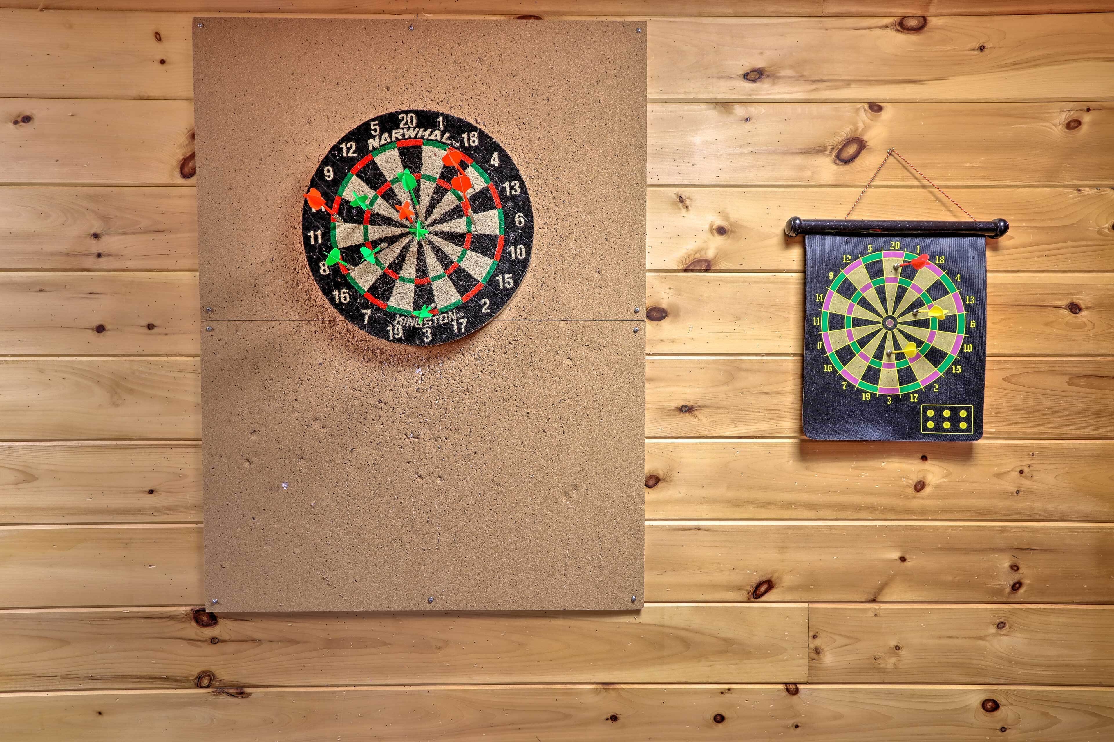 Deux cibles de fléchettes fixées à un mur en bois.
