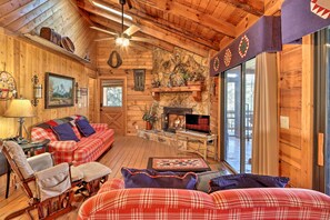 TV, fireplace, DVD player, books - Hot Tub & Deck! High Country Cabin Near Blue Ridge (Mineral Bluff)