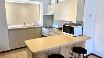Micro-ondes, four, tables Ă manger