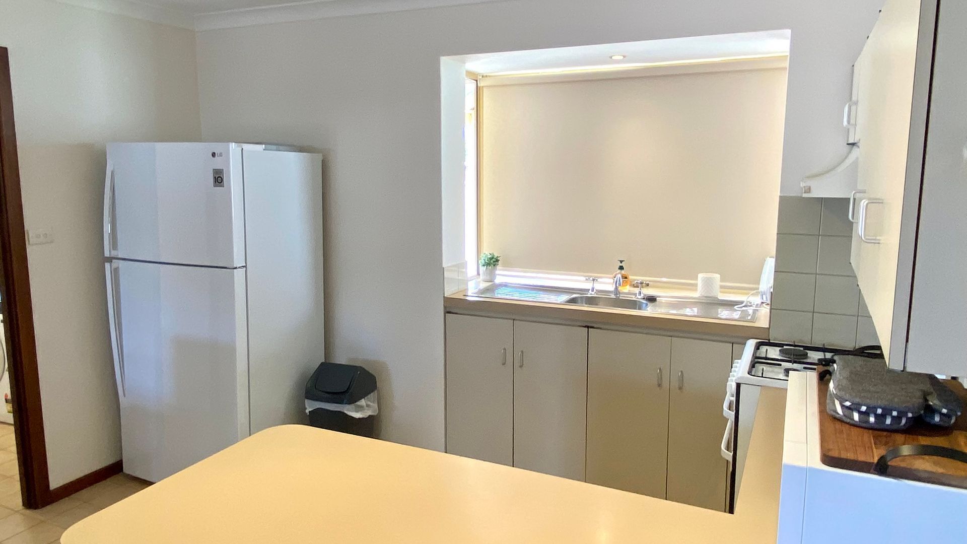 Microondas, horno y mesa de comedor