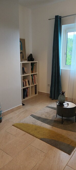 Interior - Quiet house with swimming pool and garden 10 minutes from the city (Saint-Denis)