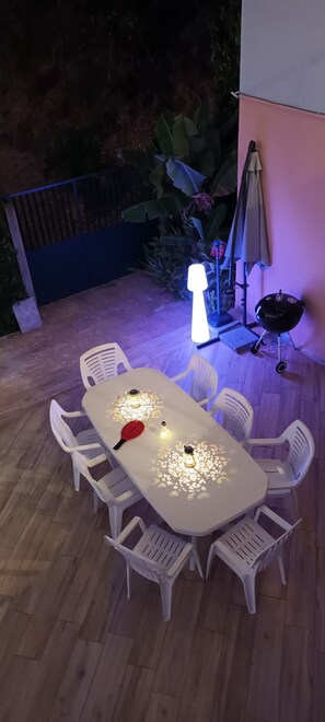 Outdoor dining - Quiet house with swimming pool and garden 10 minutes from the city (Saint-Denis)
