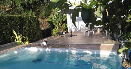Quiet house with swimming pool and garden 10 minutes from the city