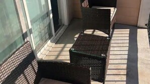 Escritorio, espacio para trabajar con laptop y cortinas blackout 