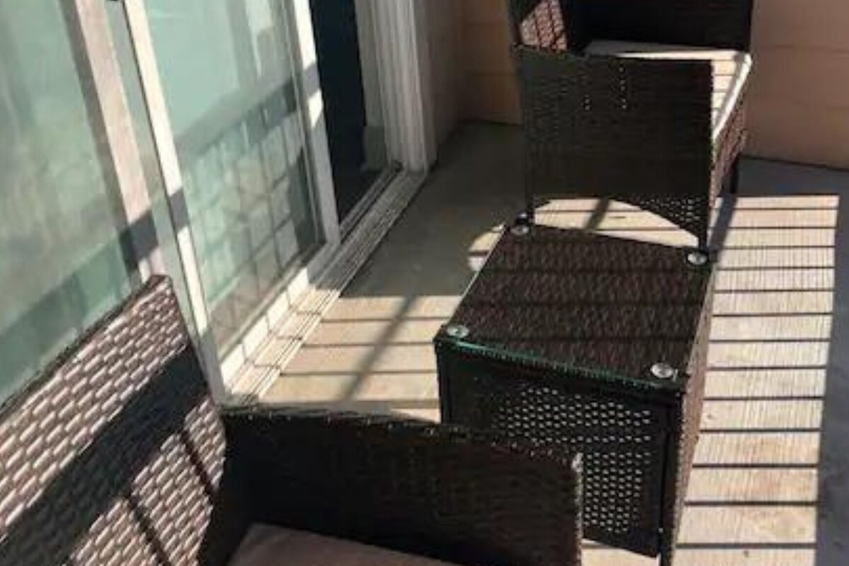 Escritorio, espacio para trabajar con laptop y cortinas blackout 