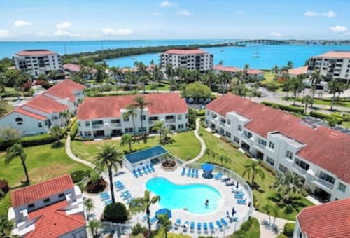 NEW LISTING Paradise-Newly Updated Condo Close to Everything. Beach, Bike, Pool