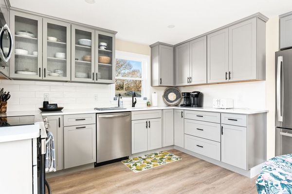 Kjøleskap, mikrobølgeovn, ovn og kokeplater