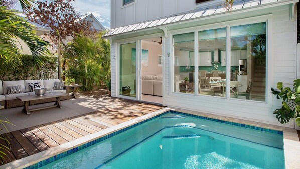 Lämmitetty uima-allas