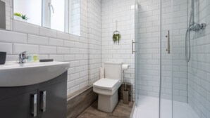 Apartment | Bathroom - Dalton Street by Tŷ SA (Cardiff)
