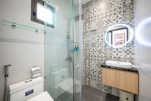 Business-Apartment | Badezimmer | Dusche, Haartrockner, Bademäntel, Hausschuhe