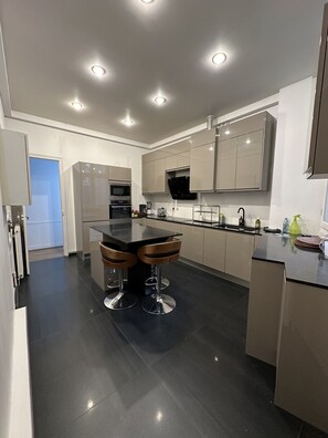 Fridge, microwave, oven, stovetop - Beautiful 4 PP in magnificent building less than 5 mns walk from Parc Monceau (Paris)