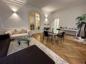 Books - Beautiful 4 PP in magnificent building less than 5 mns walk from Parc Monceau (Paris)