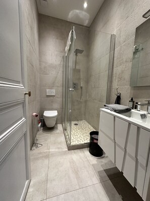 Shower, hair dryer, towels, soap - Beautiful 4 PP in magnificent building less than 5 mns walk from Parc Monceau (Paris)