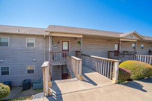Exterior - Right on the water (Hot Springs)