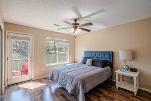 1 bedroom, WiFi, bed sheets - Right on the water (Hot Springs)