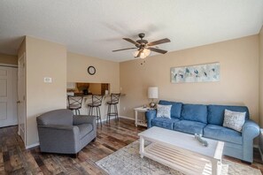 Smart TV, DVD player, streaming services - Right on the water (Hot Springs)