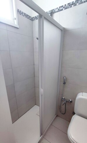 Dusche, Haartrockner, Handtücher, Seife