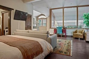 3 bedrooms, desk, iron/ironing board, travel crib