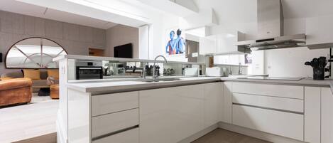 冷蔵庫、電子レンジ、食器洗い機、コーヒー / ティーメーカー