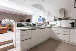 Geladeira, micro-ondas, lava-louças, cafeteira/chaleira