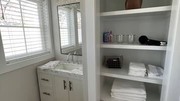 Dusche, Haartrockner, Handtücher, Shampoo