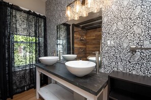 Douche, sèche-cheveux, serviettes fournies, shampoing