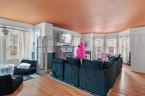 Televisión, chimenea, futbolito y libros 