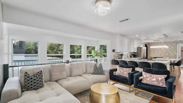 Smart TV, lettore DVD, tavolo da calcetto