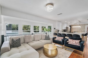 TV connectée, lecteur de DVD, baby-foot