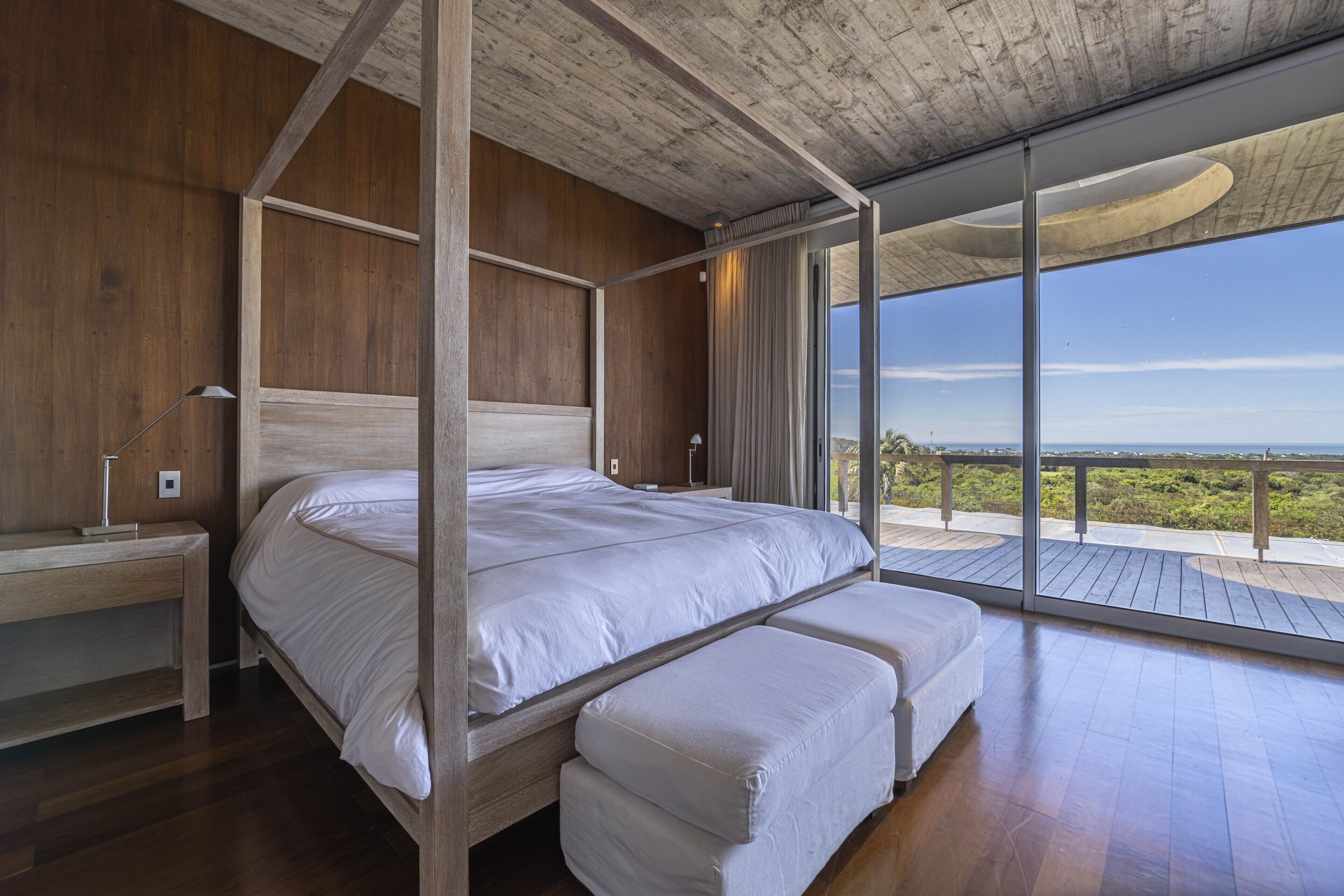 6 bedrooms, desk, travel crib, WiFi
