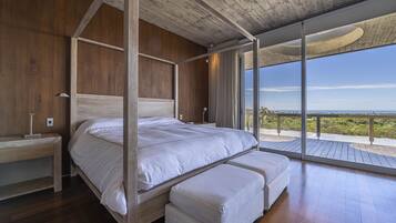 6 bedrooms, desk, travel crib, WiFi
