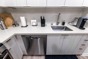 Private kitchen - Modern Luxury Unit in the heart of Orange County- 5 min to Old Towne (Santa Ana)