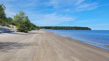 Ligstoelen aan het strand