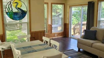 Smart TV, chimenea, reproductor de DVD y libros