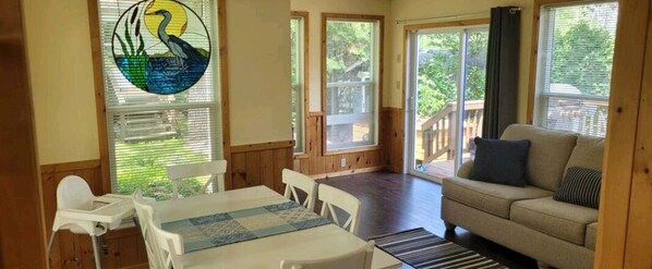 Téléviseur connecté, foyer, lecteur de DVD, livres