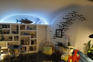 Smart-TV, Bücher, Stereoanlage