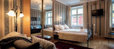 Chambre supérieure double | Décor unique, ameublement unique, bureau