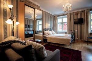 Decoración personalizada, muebles diferentes y escritorio 