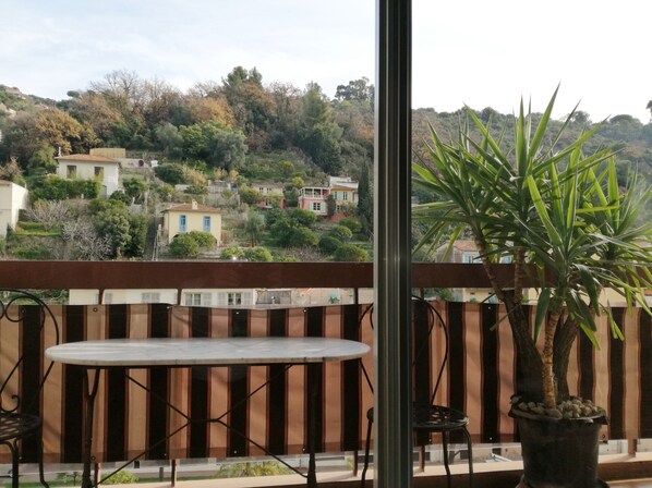 Outdoor dining - Comfortable 2-room apartment (Menton)