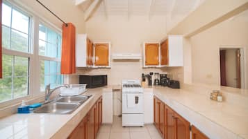 Refrigerador con freezer, microondas, horno, placa de cocina