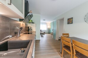 Een koelkast, een microgolfoven, een oven, een kookplaat