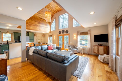 Lakefront Chalet - Pet Friendly No Fee