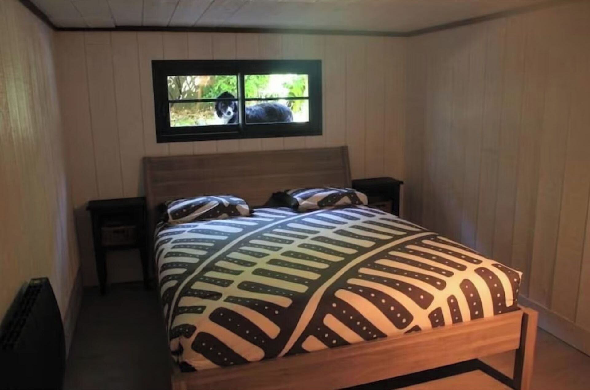 2 bedrooms, desk, WiFi, bed sheets