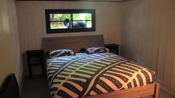 2 bedrooms, desk, WiFi, bed sheets