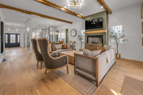 7 Bedrooms | 6.5 Bathrooms | Hot Tub | 10 Beds