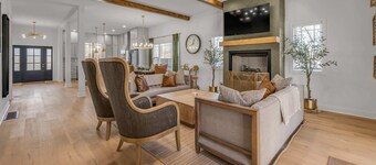 7 Bedrooms | 6.5 Bathrooms | Hot Tub | 10 Beds