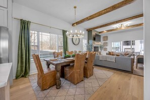 Dining - 7 Bedrooms | 6.5 Bathrooms | Hot Tub | 10 Beds (Lexington)