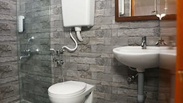 Deluxe Room | Bathroom | Shower, towels, soap, shampoo