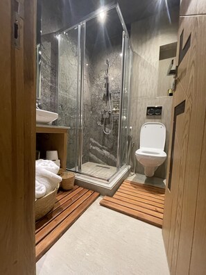 Dusj, hårføner, bidé og håndklær