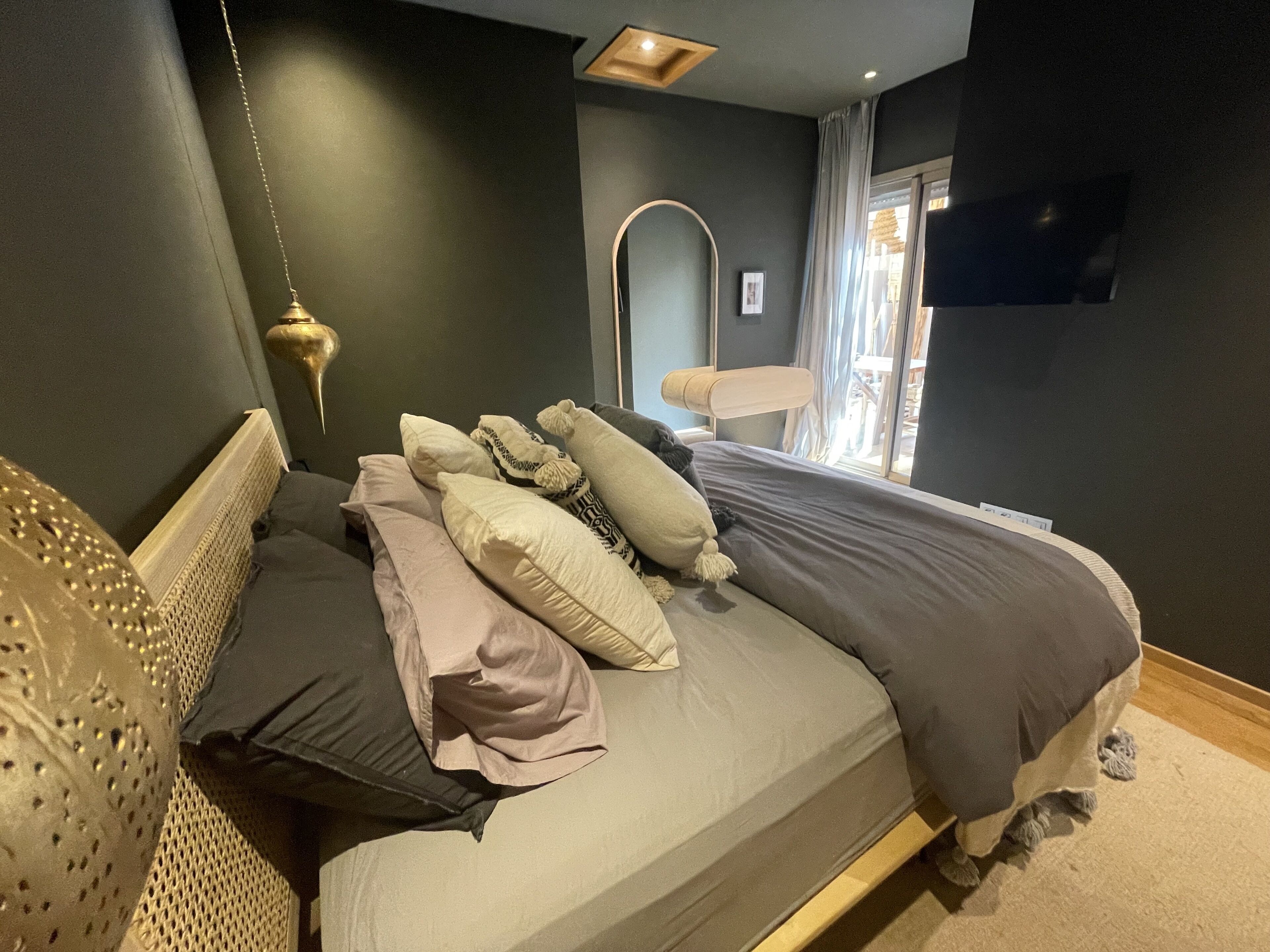 2 عدّة غرف نوم وواي فاي وملاءات أسرّة